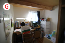 弟くんは細長い部屋なのでロフトしたの2.1m×1.8mが勉強スペースです